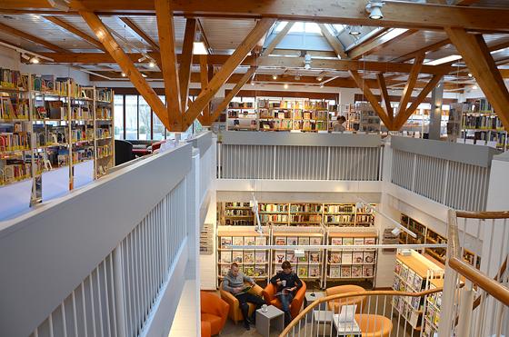 Heller, großzügiger, gemütlicher  die frisch renovierte Gemeindebibliothek.