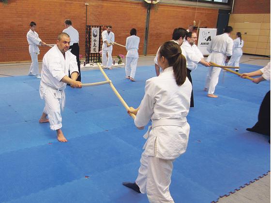 Sieht beinahe martialisch aus, aber das ist Aikido gerade nicht. Am wichtigsten sind in dieser Kampfkunst Konzentration und Körperkontrolle.	Foto: Verein