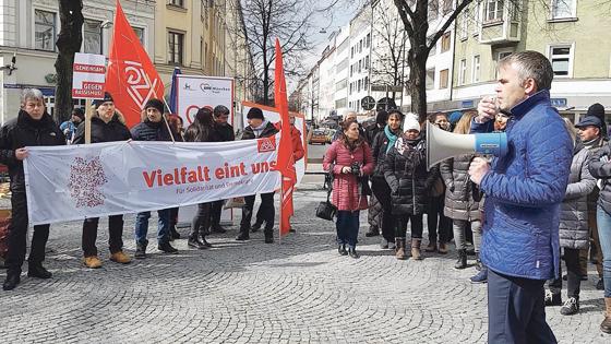 Mehr als 160 Teilnehmer demonstrierten kürzlich am Pariser Platz in Haidhausen lautstark gegen Rassismus und rechtes Gedankengut.	Foto: AWO München-Stadt