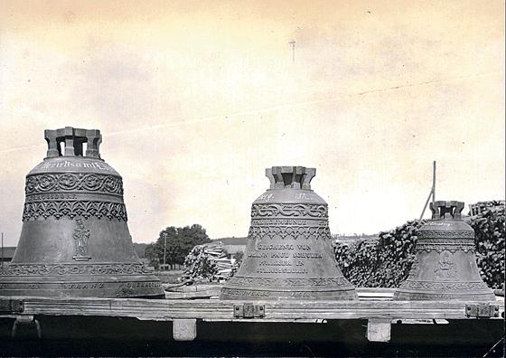 Die Glocken der Pfarrei Straußdorf 1917 am Bahnhof in Ebersberg, verladen für die deutsche Waffenproduktion im Ersten Weltkrieg. 	Foto: Kreisdokumentation des LK Ebersberg	