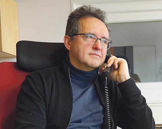 Die Anrufe werden immer mehr: Norbert Ellinger, Leiter der Telefonseelsorge, kann zuhören.  Foto: Journalistenakademie