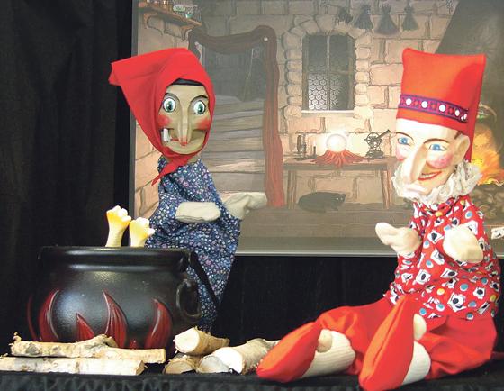 Kasperlhausener Hexe entführt Prinzessin! Eine Geschichte aus Susy Bergmanns Puppenkoffer. 	Foto: VA