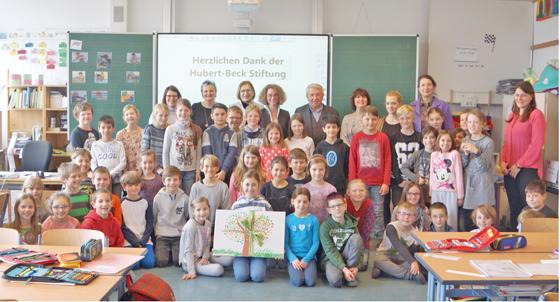 Herr Herzog von der Hubert-Beck-Stiftung inmitten der Schüler der Klassen 3b und 4b.