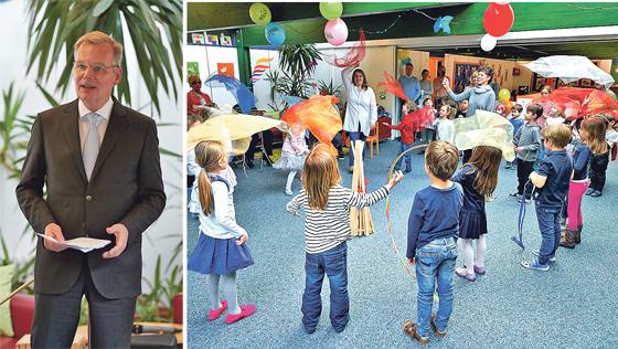 Bürgermeister Jan Neusiedl lobt die Buben und Mödchen vom Kindergarten Moritz für ihren Forschergeist. Diese zeigten zum Abschluss der  Veranstaltung einen Tanz. 	Fotos: VA