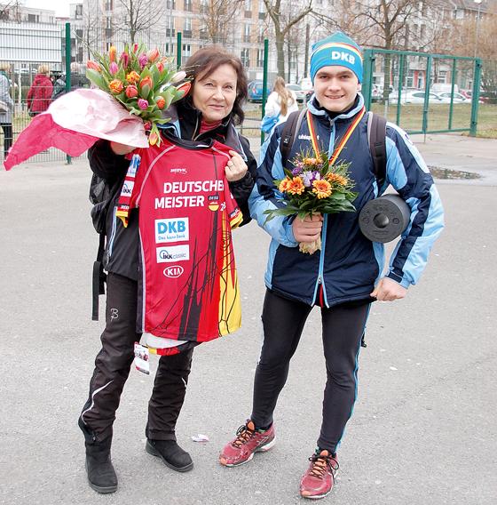 Gemeinsame Freude über den Titel: Felix Motschmann mit seiner Trainerin Monika Gawenus.	Foto: privat