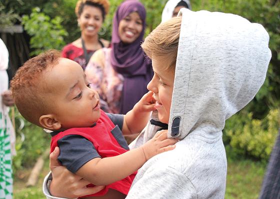 Philipp Graser kümmert sich gerne um die Flüchtlingskinder wie hier um den zweijährigen Ayman aus Somalia.  	Foto: privat