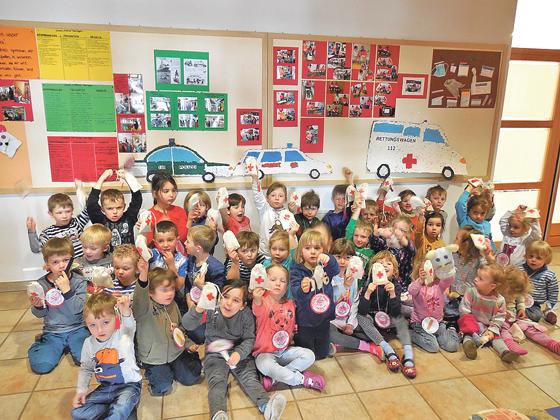 Im BRK Kinderhaus Baiern wurde spielerisch Erste Hilfe für kleine Kinder erklärt. Foto: BRK