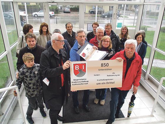 850 Unterschriften hat die Bürgerinitiative im Rathaus überreicht. 	Foto: BI Straßenerschließung Aschheim/Dornach