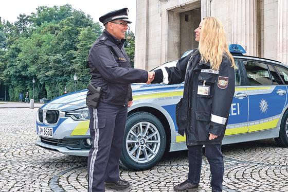 Hand in Hand: Die Münchner Polizei bildet die Bürgerinnen und Bürger der Sicherheitswacht aus und unterstützt sie bei ihrer Aufgabe im Stadtviertel.	Foto: Polizei München