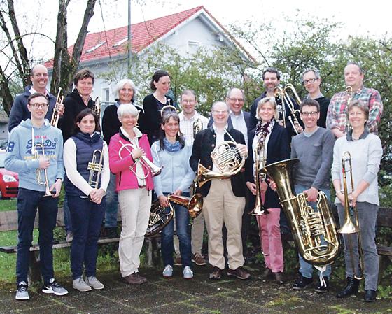 High-Spirit-Brass: das 16-köpfige Ensemble des Posaunenchors Ebersberg spielt am Sonntag auf.     Foto: J. Schönwälder