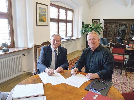 Sepp Riedl (3. Bürgermeister) begrüßte  Jürgen Puls (r.) als neuen Betriebsleiter für das Hallenbad.                            Foto: VA