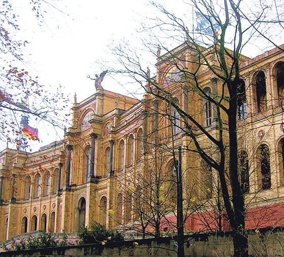 Ausgangspunkt der Tour ist das Maximilianeum. Hier sitzt seit 1949 der Bayerische Landtag.	Foto: NordOstKultur