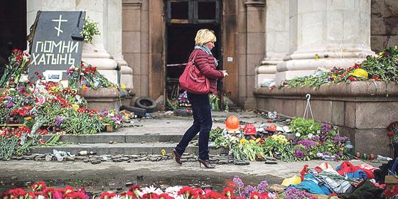 Eine Szene aus dem Film: Ein Blumenmeer am Gewerkschaftshaus in Odessa erinnert an die Todesopfer. 	 Foto: VA