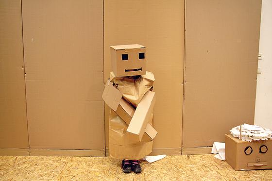 Aus Papier und Pappe kann man tolle Sachen machen: etwa das Roboterkostüm von Moritz.	Foto: Kultur und Spielraum