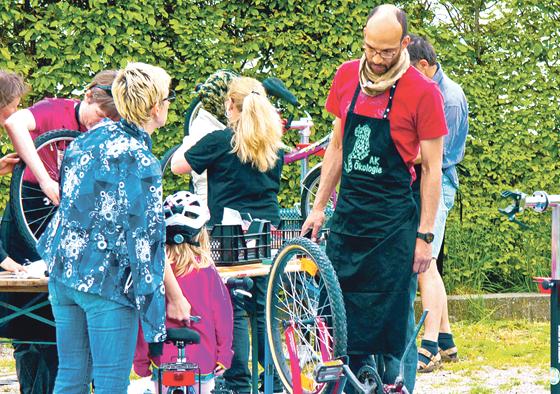 Die fachkundigen Messestädter helfen gerne weiter bei der Radlreparatur.	Foto: Wilfried Tatusch