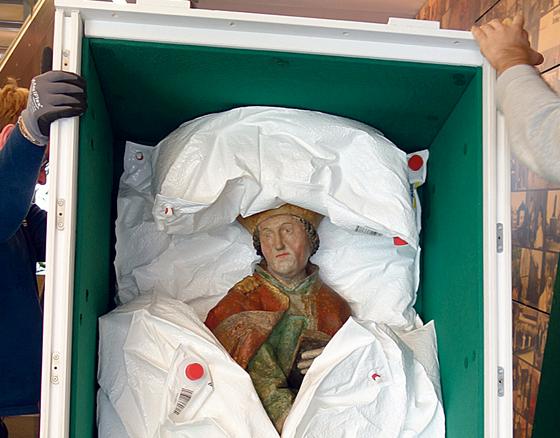 Sicher verpackt wurde die Heiligenfigur eine Woche vor Ausstellungseröffnung von einer Kunstspedition nach München transportiert.	 Foto: Museum Erding