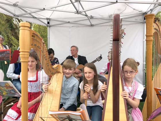Erster Auftritt der Harfen-und Flötenkinder der Musikgruppe Fleckerlteppich (Von links: Elisabeth, Adrian, Helena und Annalena) beim Schleißheimer Frühling im Schlosspark.