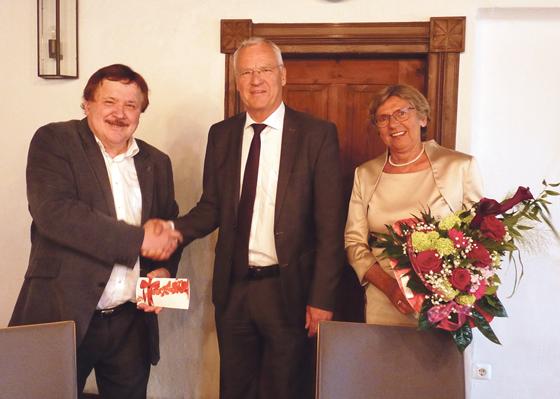Zweiter Bgm Toni Ried gratuliert Bürgermeister Walter  Brilmayer und seiner Gattin Elfriede.	Foto: Stadt Ebersberg