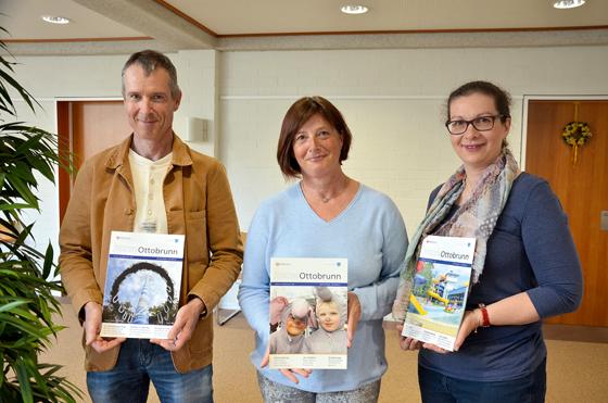 Die Gewinner mit ihren favorisierten Titelbildern (v.l.): Norbert Weigl (Nr. 93), Monika Schäfer (Nr. 19) und Anett Eulitz (Nr. 34).  	Foto: MO