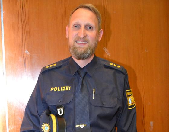 Steffen Küpper, Leiter der Polizeiinspektion 24, präsentierte auch gleich die neue blaue Polizei-Uniform. 	Foto: ar