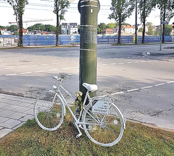 Das Ghostbike an der Ecke Welfenstraße/Regerstraße erinnert an den Unfalltod einer 51-jährigen Münchnerin.	Foto: bs