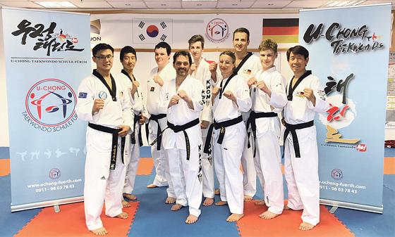 Diese Taekwondo-Schüler freuen sich über den schwarzen Gürtel. Mit dabei: fünf Athleten des TSU.	Foto: Verein