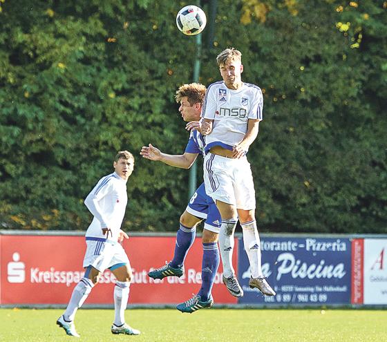 Der FC Ismaning (weiß) bleibt in der Bayernliga  und spielt 2018/19 auch gegen Unterföhring.	Foto: Christian Riedel
