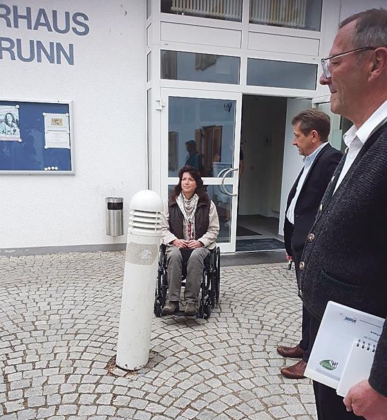 Sigrid Karl, Bürgermeister Klaus Korneder und Werner Seibold vor dem Bürgerhaus Grasbrunn	Foto: privat