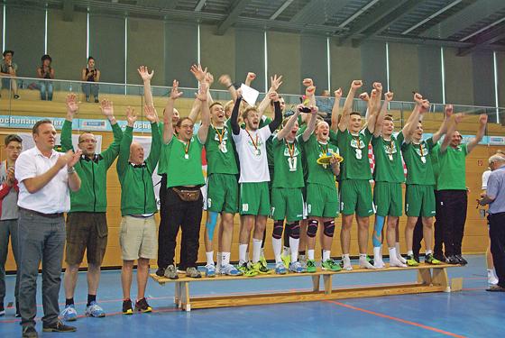 Die U20-Volleyballer sind erneut Deutscher Meister geworden. Das musste natürlich vom Team gebührend gefeiert werden.	Foto: TSV
