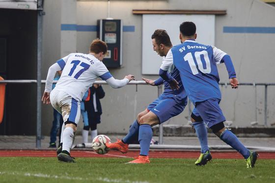 Kirchheimer SC gegen SV Dornach (blau) war 2016/17 ein umkämpftes Derby in der Bezirksliga Ost. Die Rückkehr in die Bezirksliga ist für Dornach weiter möglich.	F.: Christian Riedel