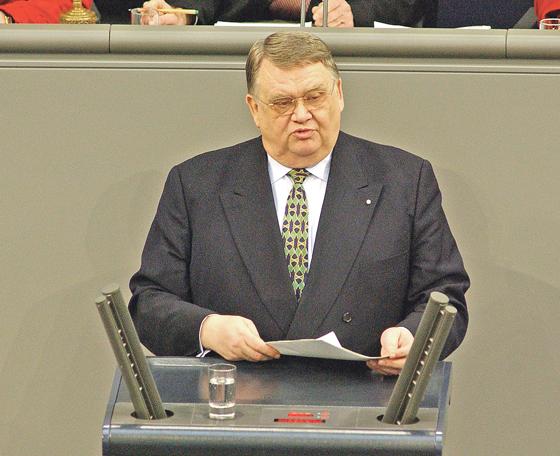 Rudolf Kraus am Rednerpult des Deutschen Bundestages, aufgenommen im Jahr 2003.	Foto: Deutscher Bundestag