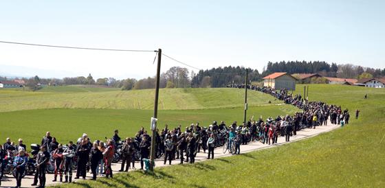Die alljährliche Motorradweihe in Halbing (nördlich von Ebersberg) mit ungefähr 800 Bikern ist der unbestrittene Höhepunkt im Vereinskalender des Ebersberger Sauhaufens.	Foto: Verein