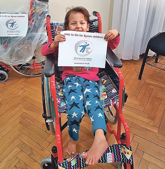 Auch zehn Rollstühle für gehbehinderte Kinder waren im Gepäck zu syrischen Flüchtlingskindern.	Foto: kids to life