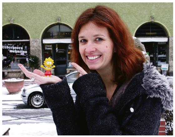 Sabine Bohlmann mit der Comicfigur Lisa Simpson, die schon seit 16 Jahren ein Teil von ihr ist, im Innenhof »ihrer« Borstei. Foto: wei