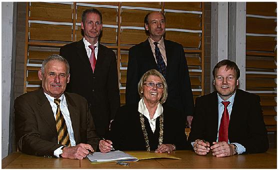 Daniel Klotz (Geschäftsführer AR Recycling), Bürgermeisterin Hannelore Gabor und Christian Nagel (Mitglied der Geschäftsleitung von E.ON Bayern, vordere Reihe von links) unterschrieben den Beteiligungs-Vertrag zur Energiewende Garching.