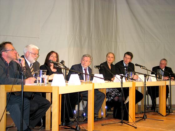 Diskutierten engagiert (von links:) Thomas Gehring (Bündnis 90/Die Grünen), Martin Güll (SPD), Waltraud Wallner (Elternbeiratsvorsitzende), Dr. Johannes Grotzky (Hörfunkdirektor BR, Moderator), Julika Sandt (FDP), Markus Blume (CSU), und Schulleiter Reinh