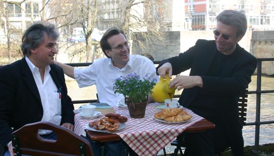 Mehr Flair am Fluss: Die Grünen-Stadträte Paul Bickelbacher, Dr. Florian Roth und Siegfried Benker (von links) setzen sich für ein verstärktes gastronomisches Angebot an der Isar ein.