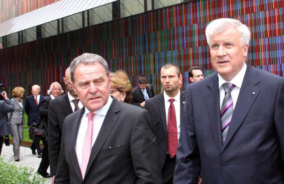 Bayerns Ministerpräsident Horst Seehofer (r.) und Wissenschaftsminister Wolfgang Heubisch am Montag vor dem Museum Brandhorst. 	Foto: ko