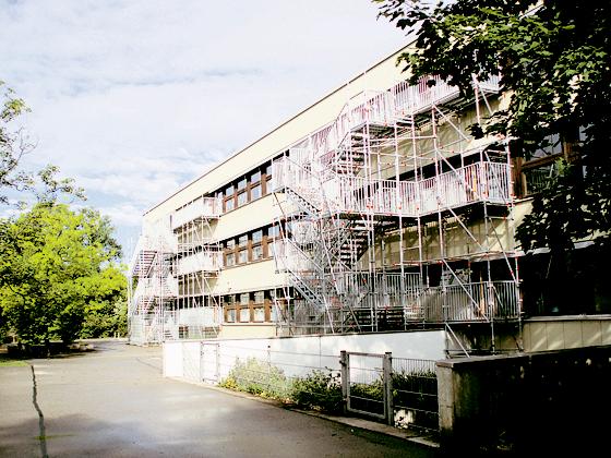 Die Grund- und Hauptschule an der Fasanenstraße ist in die Jahre gekommen. Ein Neu- und Erweiterungsbau ist deshalb notwendig. Foto: Woschée