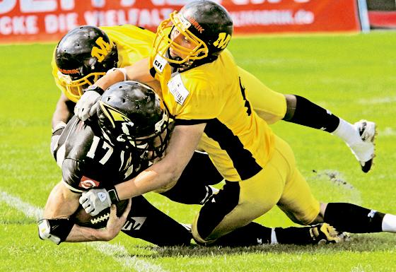 American Football erlaubt beim Kampf um den Ball körperlichen Einsatz  im Gegensatz zu den meisten anderen Ballsportarten.	Foto: Peter Roth