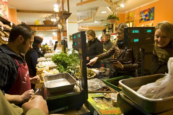 Kritische Konsumenten setzten ein Zeichen: beim Carrotmob im Lebensmittelladen Löwenzahn. Foto: Anette Kulp/Green City e.V.