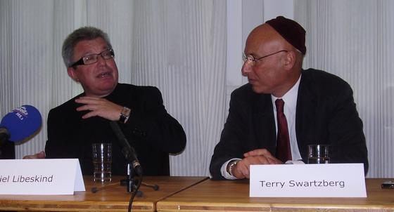 Während Architekt Daniel Libeskind schon mit Visionen spielt, weiß Terry Swartzberg noch nicht, ob das Projekt Neue Synagoge überhaupt realisierbar ist.	Foto: js