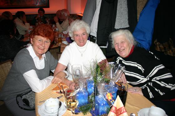 Die drei Seniorinnen genossen einen wunderbaren Nachmittag im Ratskeller.  Foto: sm