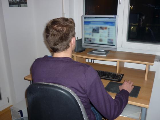 Leben in der virtuellen Welt: Wer mehr als sechs Stunden pro Tag im Internet abhängt, gilt als internetsüchtig. Foto: sm