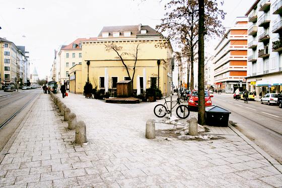 Der Norkauer Platz, benannt nach dem ehemaligen Geschäft für Bodenbeläge, gehört zu den markantesten Orten der Maxvorstadt. Nun soll die Fläche neu bebaut werden.	Foto: js
