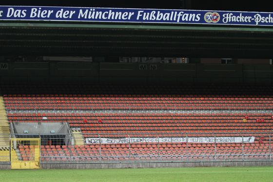 Löwenfans kommentierten beim Spiel 1860 München II  VfR Aalen vergangenen Dienstag die Ablehnung der Pläne der Stadionkommission des TSV 1860 durch die Vertreter der Stadt und den Münchner Oberbürgermeister. F: Anne Wild
