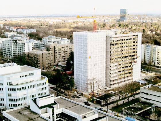 Derzeit hinter Abrissplanen verborgen: das Hochhaus der Bayerischen Versorgungskammer an der Arabellastraße. 	Foto: ikb