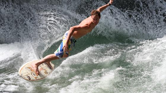 Eine Legende am Eisbach: Quirin Rohleder, einer der Protagonisten in Keep Surfing.	 Foto: © pipelinepictures