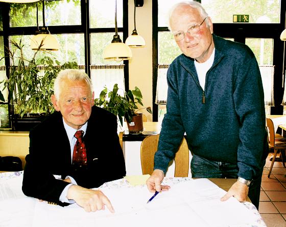 Peter Benthues (links) und Dr. Benno Reuter haben in den vergangenen 20 Jahren viele mögliche Baupläne studiert. 	Foto: sl