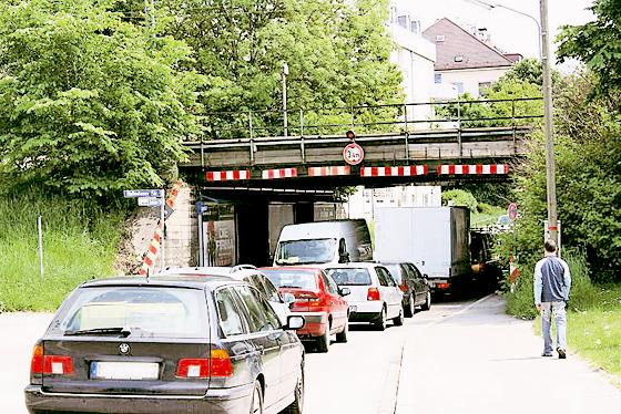 Als »lebensgefährliche Situation« für Fußgänger und Radfahrer beklagen Bürger seit Jahren die Unterführung in der Dachauer Straße.  Foto: ws